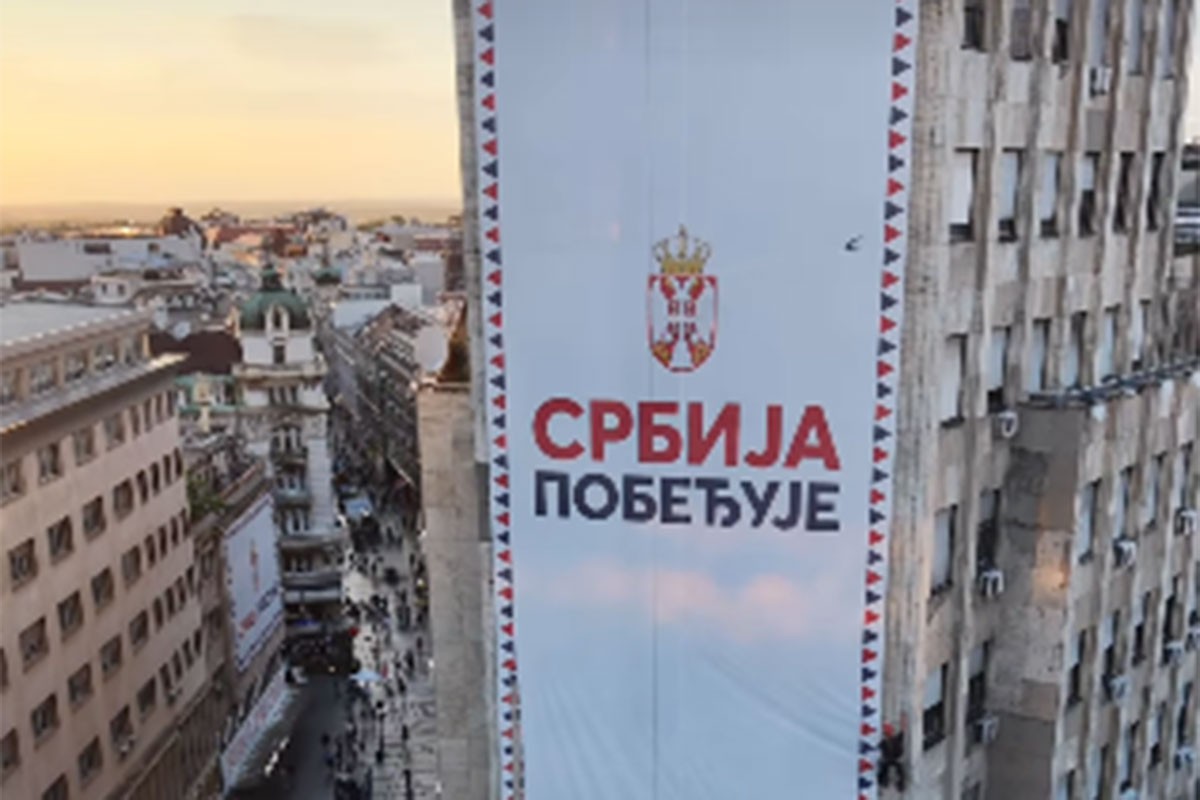 Uklonjen baner "Srbija pobeđuje" sa Palate Albanija