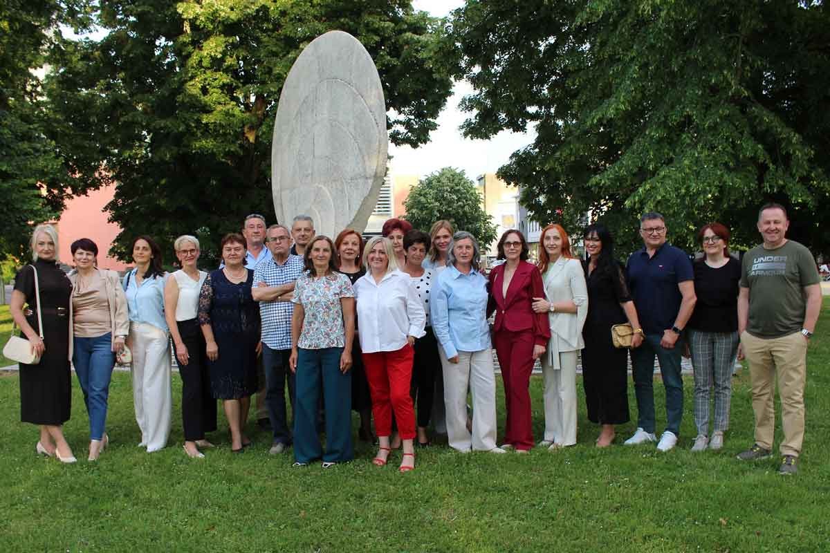 Bivši učenici Trgovačke škole iz Gradiške se okupili nakon 40 godina (FOTO)