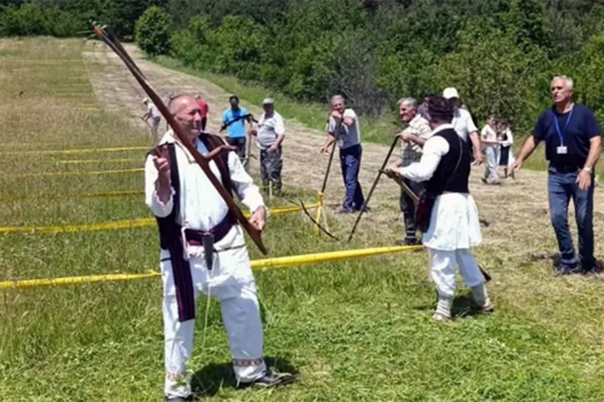 Milan Lazarević najbolji kosac na "Ozrenskoj kosidbi"