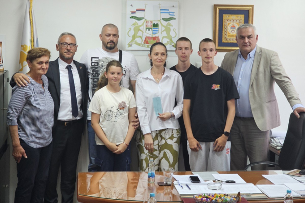 Šestočlanoj porodici poginulog borca uručeni ključevi stana