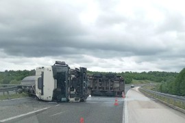 Udes na auto-putu "9. januar": Prevrnula se cisterna mlijeka (VIDEO)