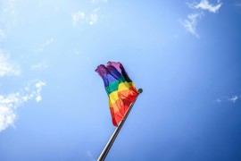 Žena pokušala ukloniti LGBT zastave u centru Zagreba, muškarac je ...