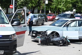 Težak udes u Banjaluci: Sudar auta i motora (FOTO, VIDEO)