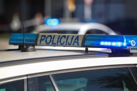 Penzioner u 10 minuta napravio haos: Udario auto, saobraćajni znak ...