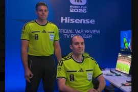 FIFA sudija u centru kontroverze: Sporan gest u VAR sobi (VIDEO)