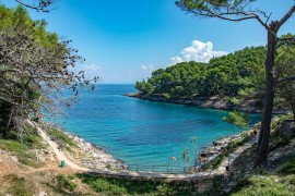 Drama na plaži u Hrvatskoj: Žena prestala da diše, spasili je ...