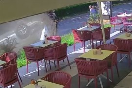 Auto uletio u pješačku zonu u Sarajevu: Tri osobe za dlaku izbjegle ...