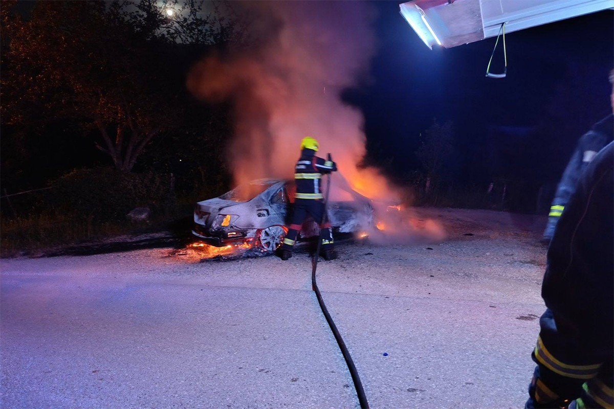 U potpunosti izgorio automobil kod Banjaluke (FOTO)