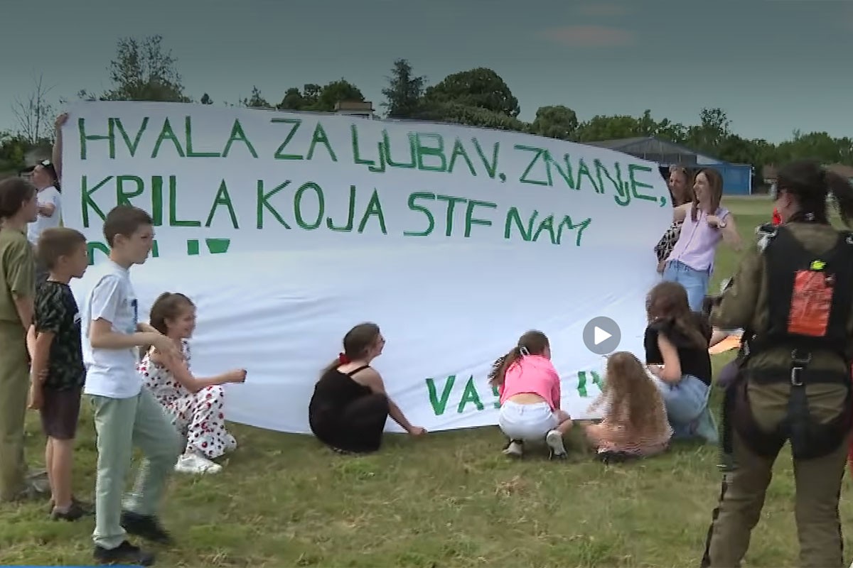 Iznenađenje za pamćenje: Đaci učiteljici poklonili skok padobranom (VIDEO)