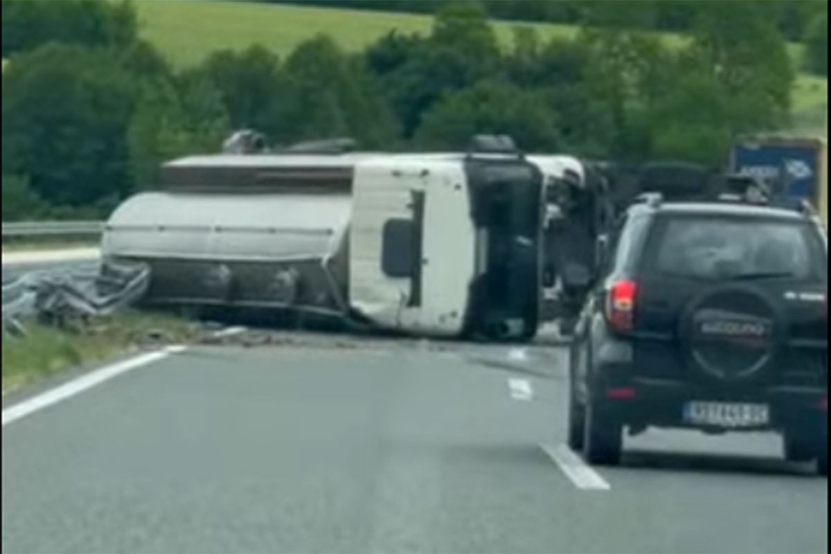 Udes na auto-putu "9. januar": Prevrnula se cisterna mlijeka (VIDEO)