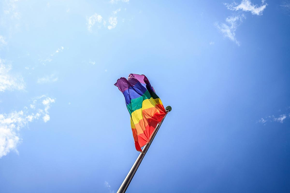 Žena pokušala ukloniti LGBT zastave u centru Zagreba, muškarac je zaustavljao