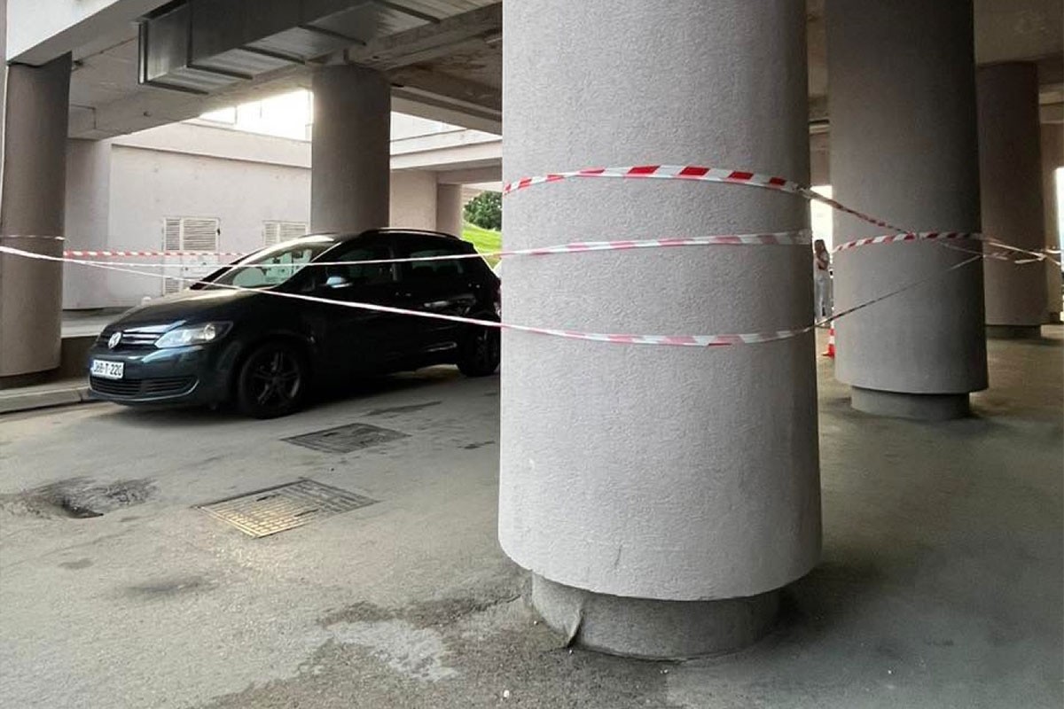 Urušio se plafon na parkingu UKC RS: Jedan automobil oštećen (FOTO)