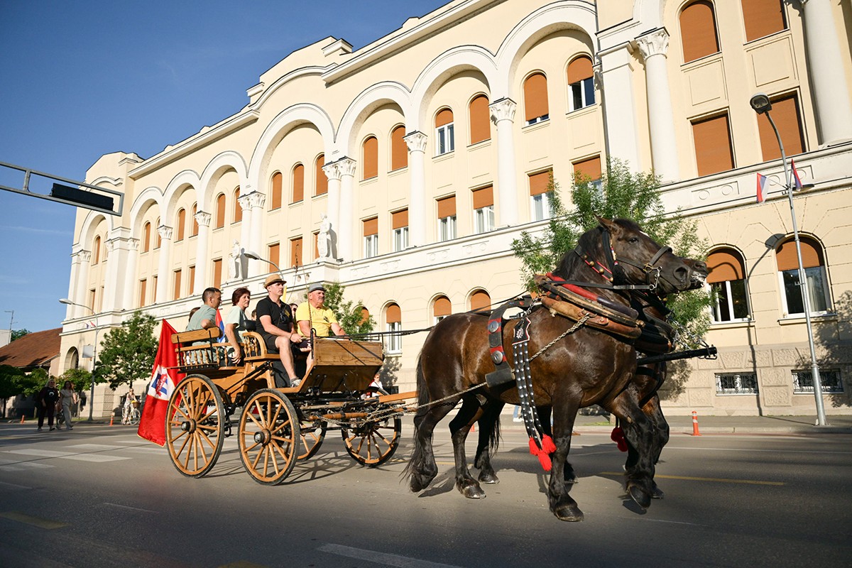 Tradicija na ulicama Banjaluke: Defile kočija na Duhovski utorak (FOTO/VIDEO)