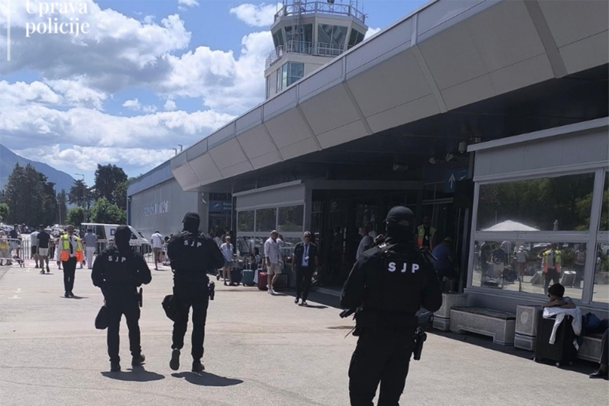 Avion iz Srbije sa 90 putnika zadržan na Aerodromu Tivat, u toku kontrola
