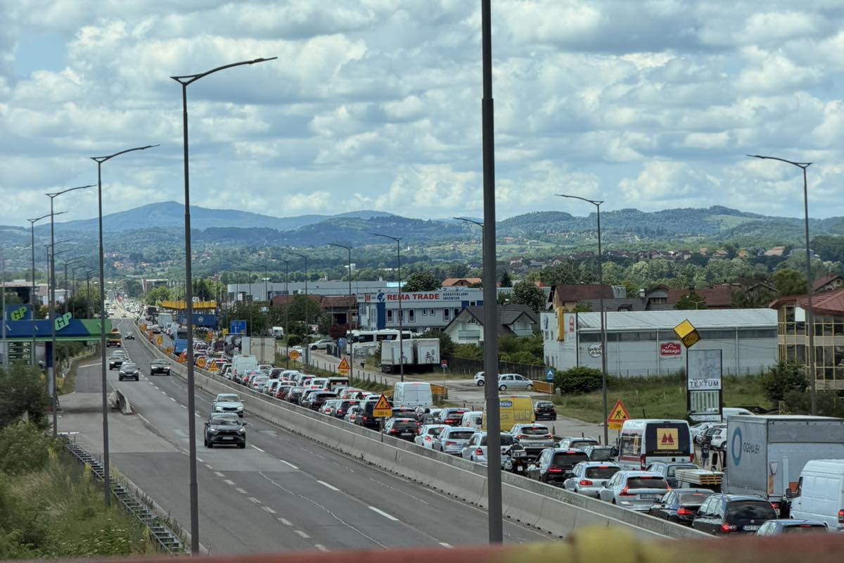 Nepregledna kolona na brzoj cesti ka Banjaluci