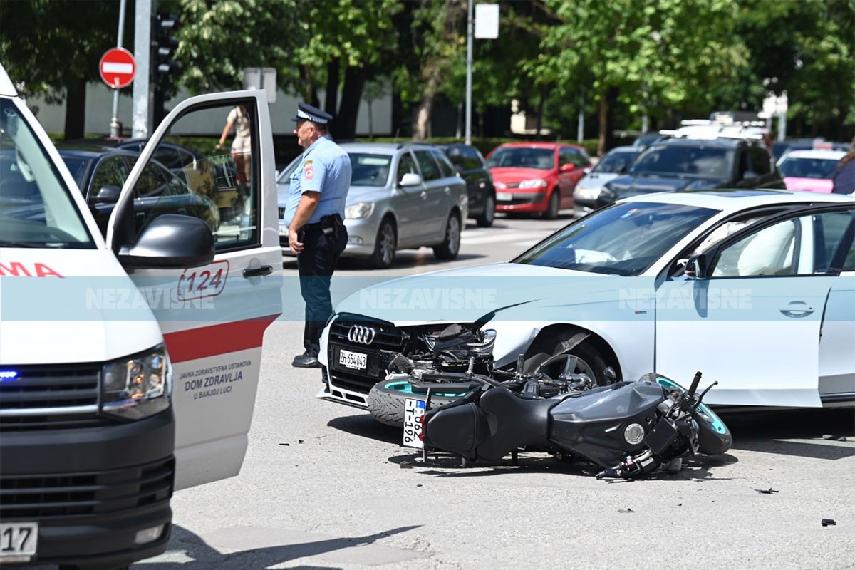 Težak udes u Banjaluci: Sudar auta i motora (FOTO, VIDEO)