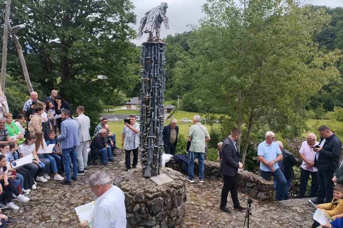 Čast istorije pored spomenika "Ranjena ptica"