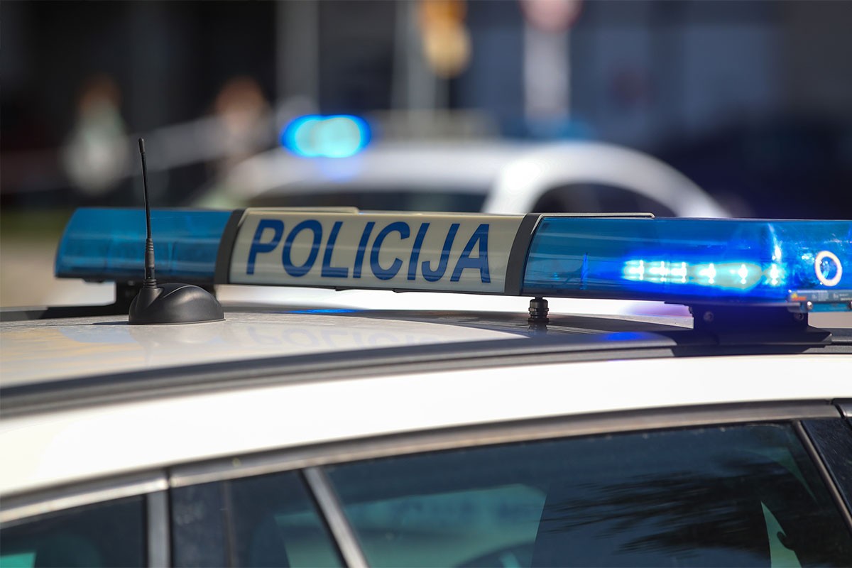 Penzioner u 10 minuta napravio haos: Udario auto, saobraćajni znak, kamion i objekat