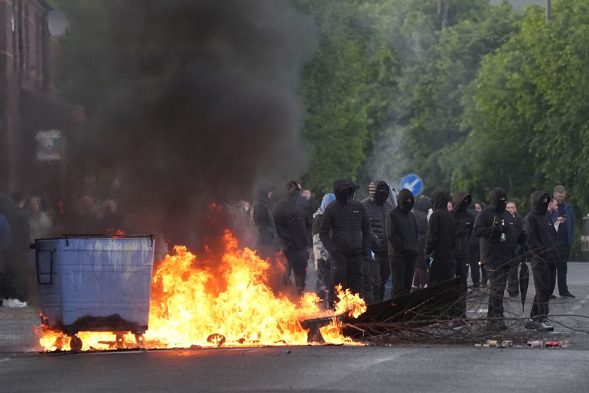 Neredi eskalirali u Belfastu, gore kuće i automobili (VIDEO)