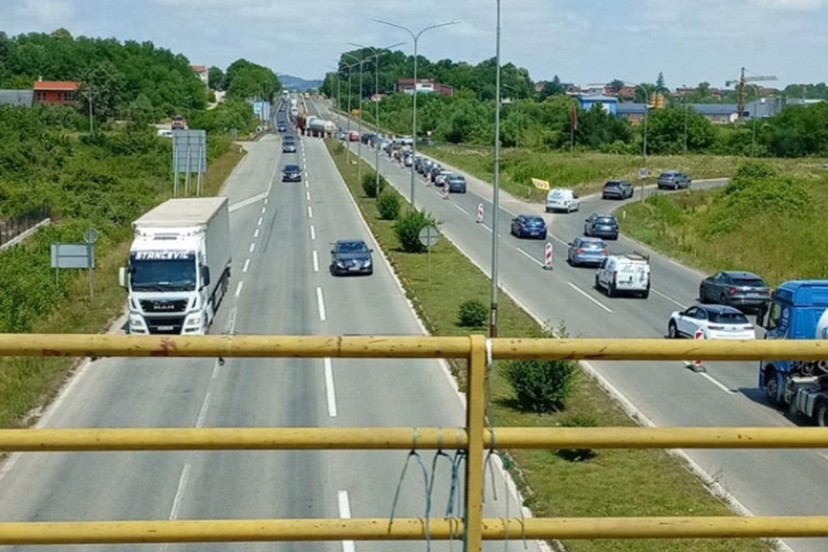 Na dionici brze ceste između Banjaluke i Laktaša kilometarske kolone