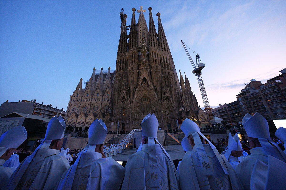 Toranj crkve Sagrada Familia završen nakon 144 godine, papa je blagoslovio