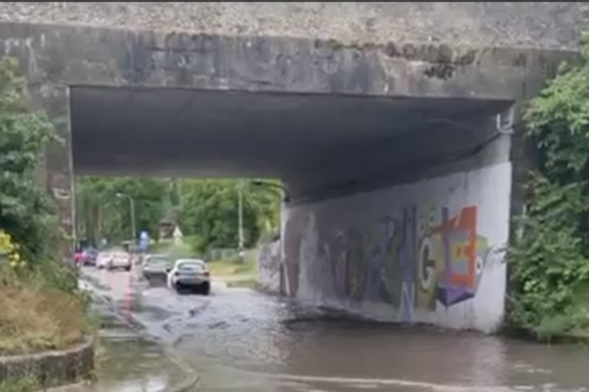 Automobili "plovili" ispod nadvožnjaka u Banjaluci (VIDEO)