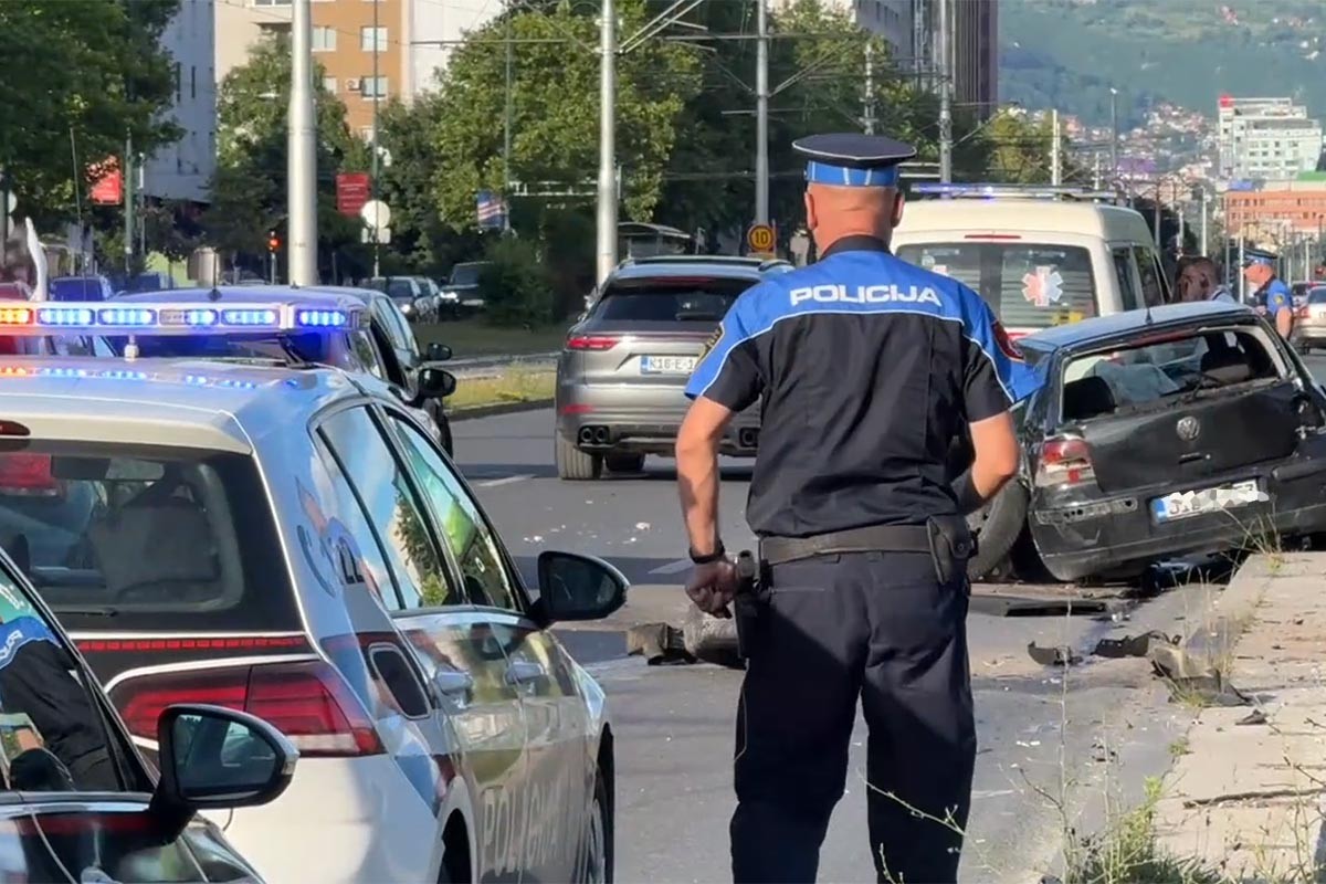 Teška saobraćajka u Sarajevu: S automobila otpali točkovi, ograda spriječila katastrofu