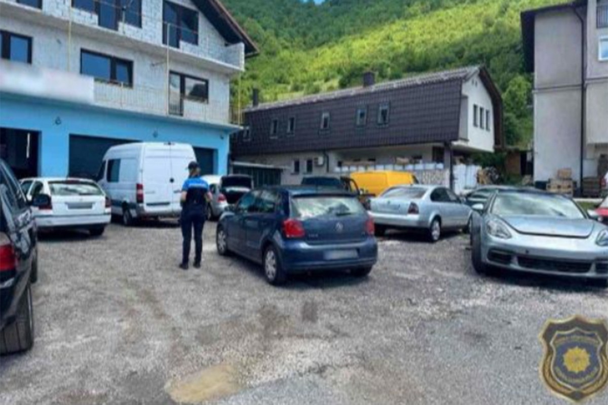 Dvojicu uhapsili, pronašli ometače signala i skupa vozila