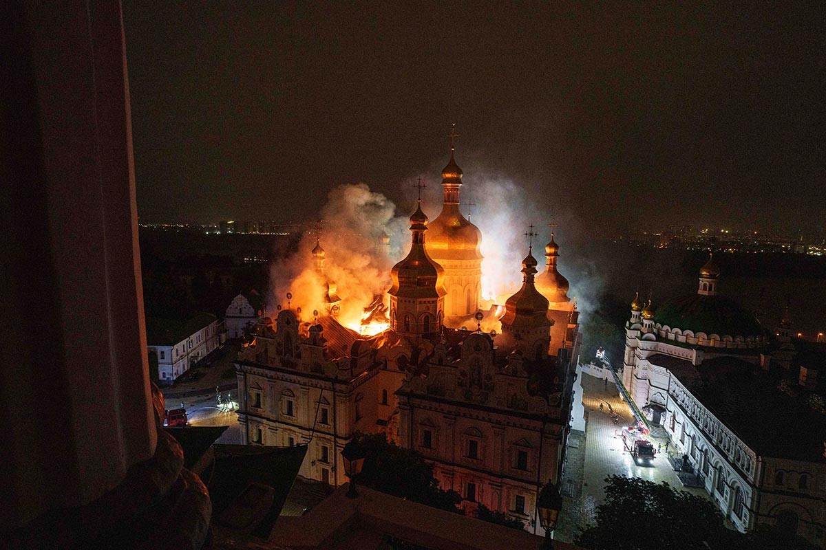 U plamenu jedna od najljepših pravoslavnih svetinja: Dramatični prizori iz Kijeva (FOTO, VIDEO)
