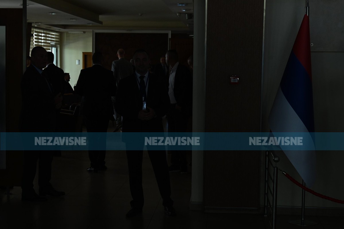 Nestalo struje u Narodnoj skupštini Republike Srpske, prekinuta sjednica (VIDEO)