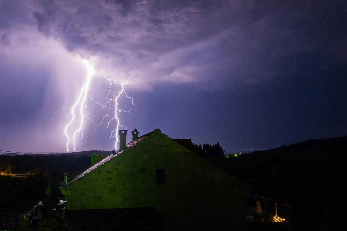 Užas u Srbiji: Grom usmrtio muškarca, žena u bolnici