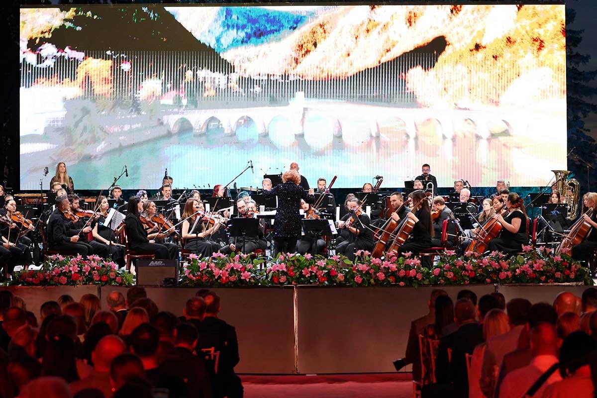 Spektakl u Banjaluci: Koncert "Poklon Republici" još jednom oduševio publiku