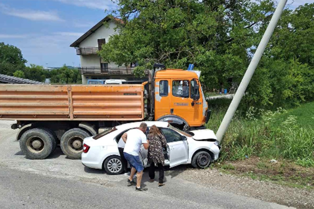 Udes u Laktašima, auto udario u banderu