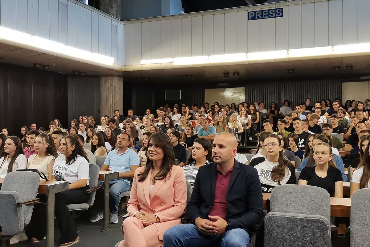 Za 304 odlična maturanta u Doboju po 100 KM
