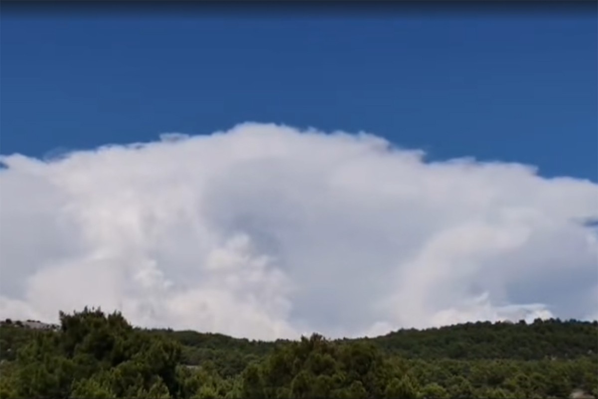 Nevrijeme u Dalmaciji, udari gromova izazvali požare (VIDEO)