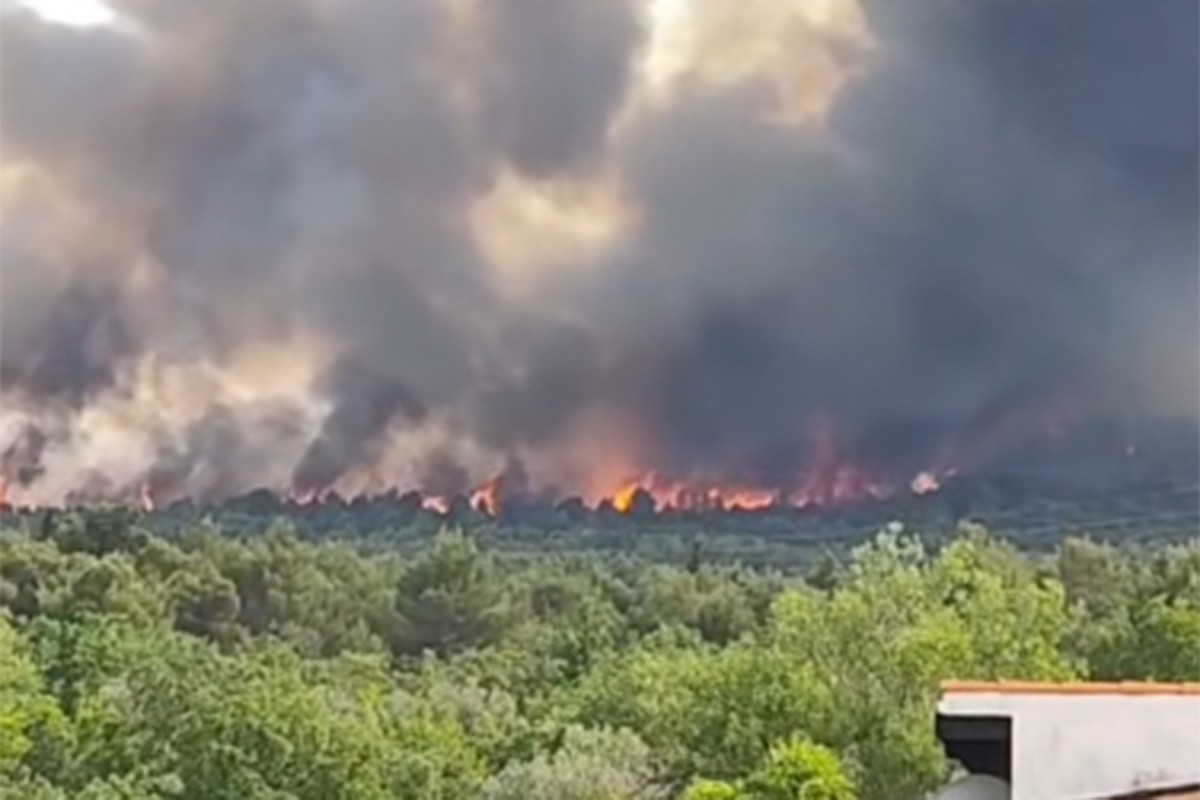 Udari munja izazvali požare kod Šibenika, podignuti kanaderi (VIDEO)