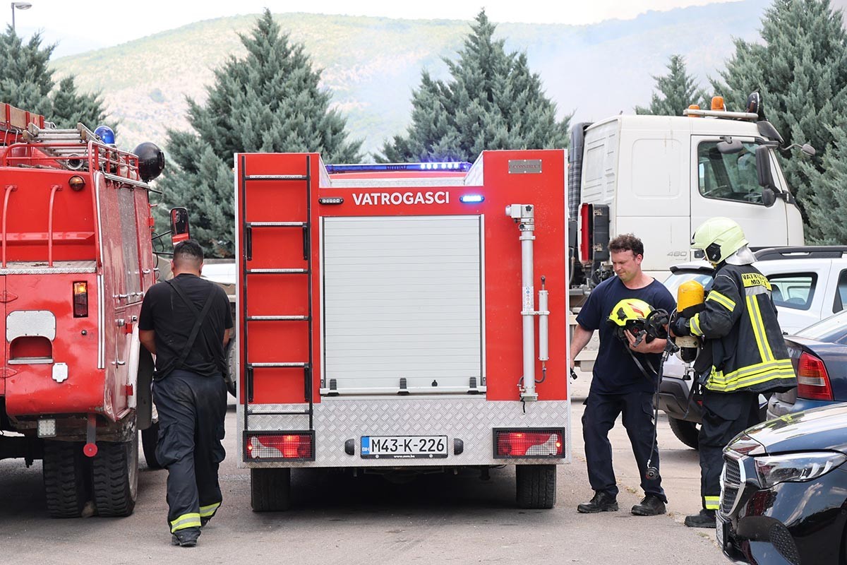 Mostar se probudio uz jak miris paljevine, požar na deponiji i dalje aktivan