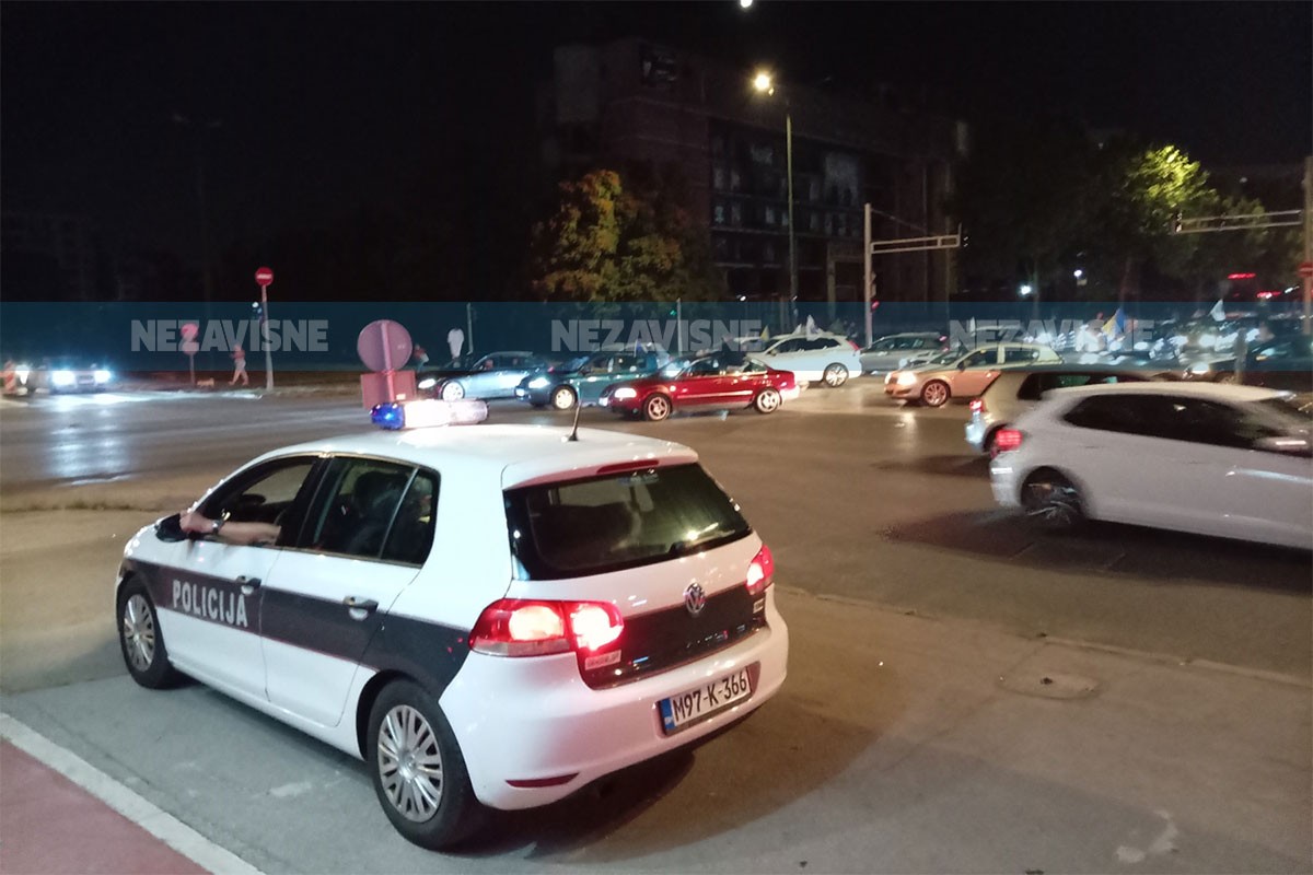 Nesreća tokom slavlja u Sarajevu: Mladić pao sa krova auta, teško povrijeđen