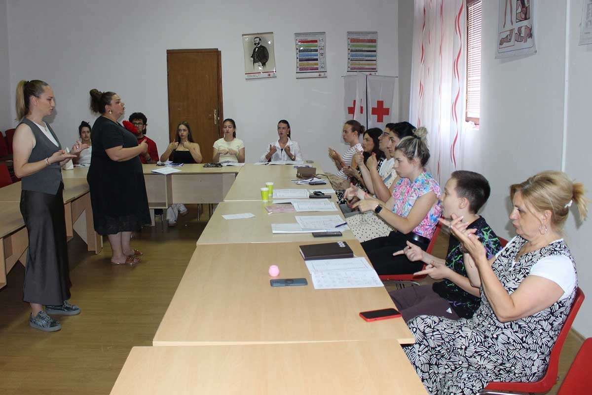 Škola znakovnog jezika: Gluvim i nagluvim dostupnije važne informacije