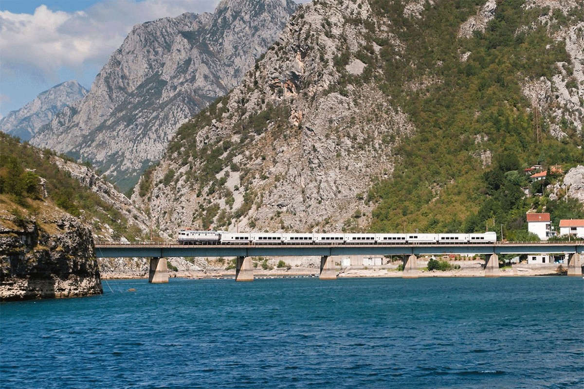 Voz Sarajevo - Ploče tek krenuo pa doživio peh: Lokomotiva u kvaru, našli migrante