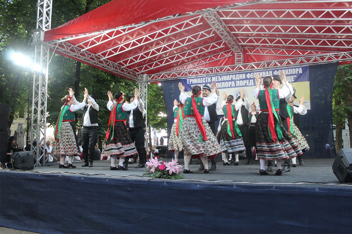 Hiljade učesnika na 13. Međunarodnom festivalu folklora u Trebinju (VIDEO)