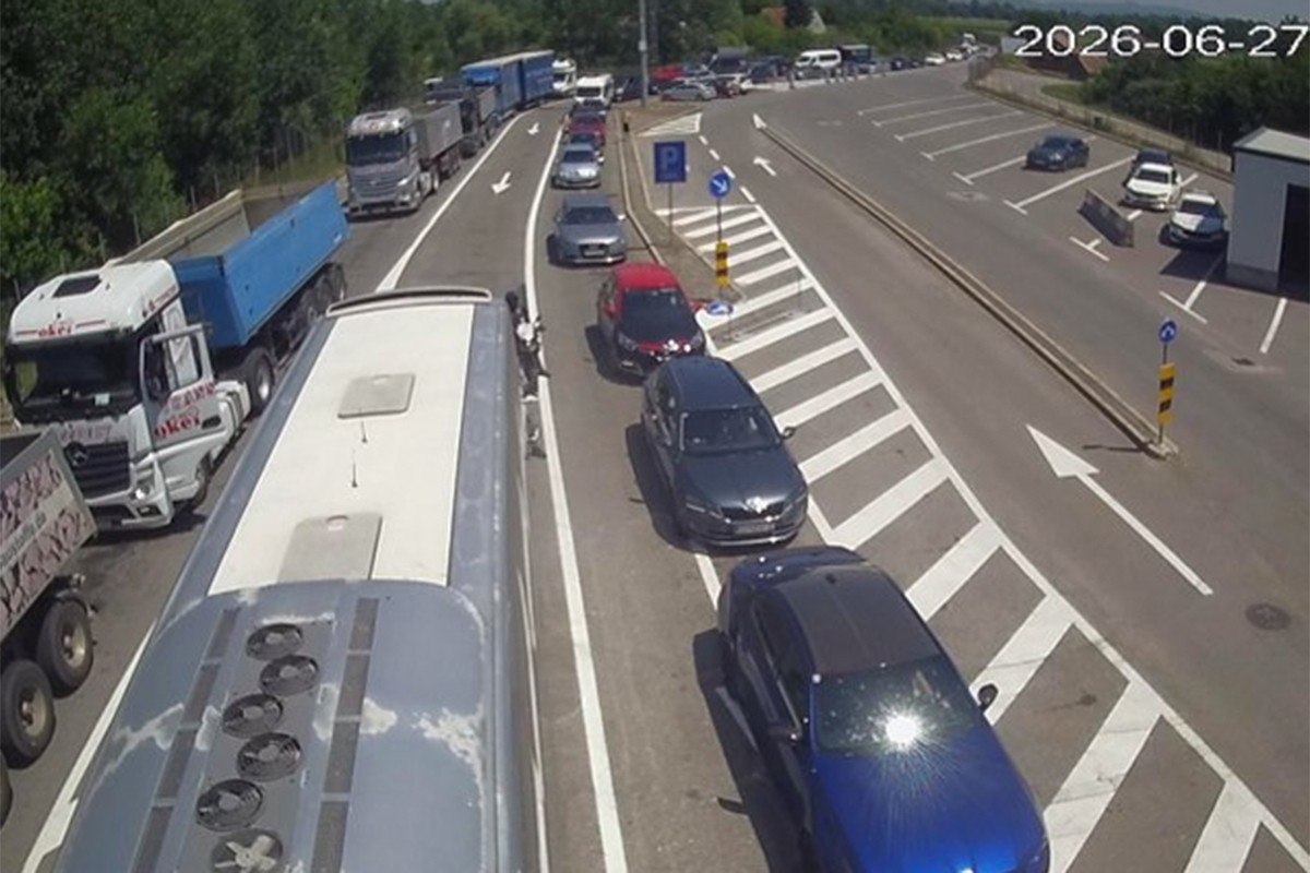 Duge kolone vozila prema Hrvatskoj i Crnoj Gori