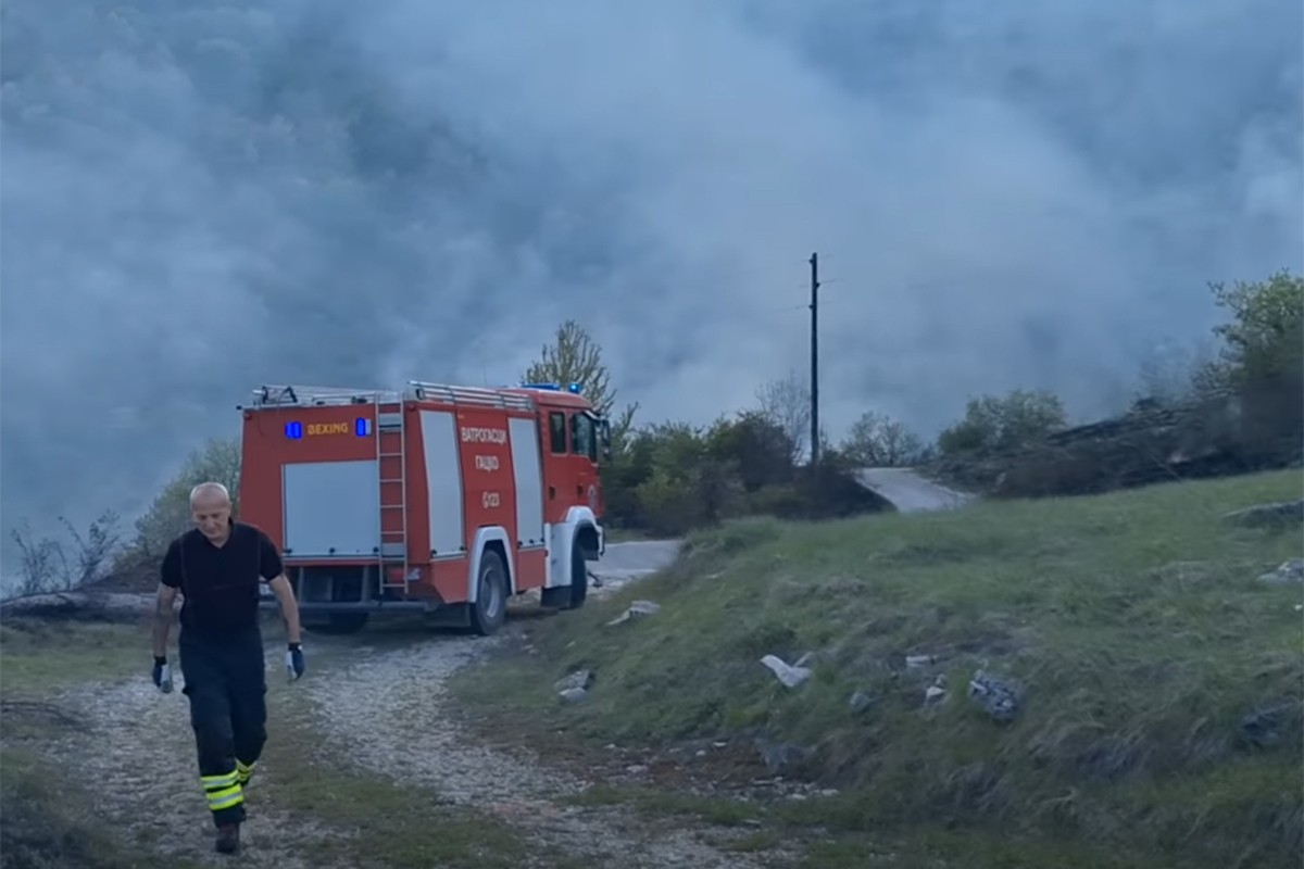Vatra kod Gacka zaprijetila kućama (VIDEO)