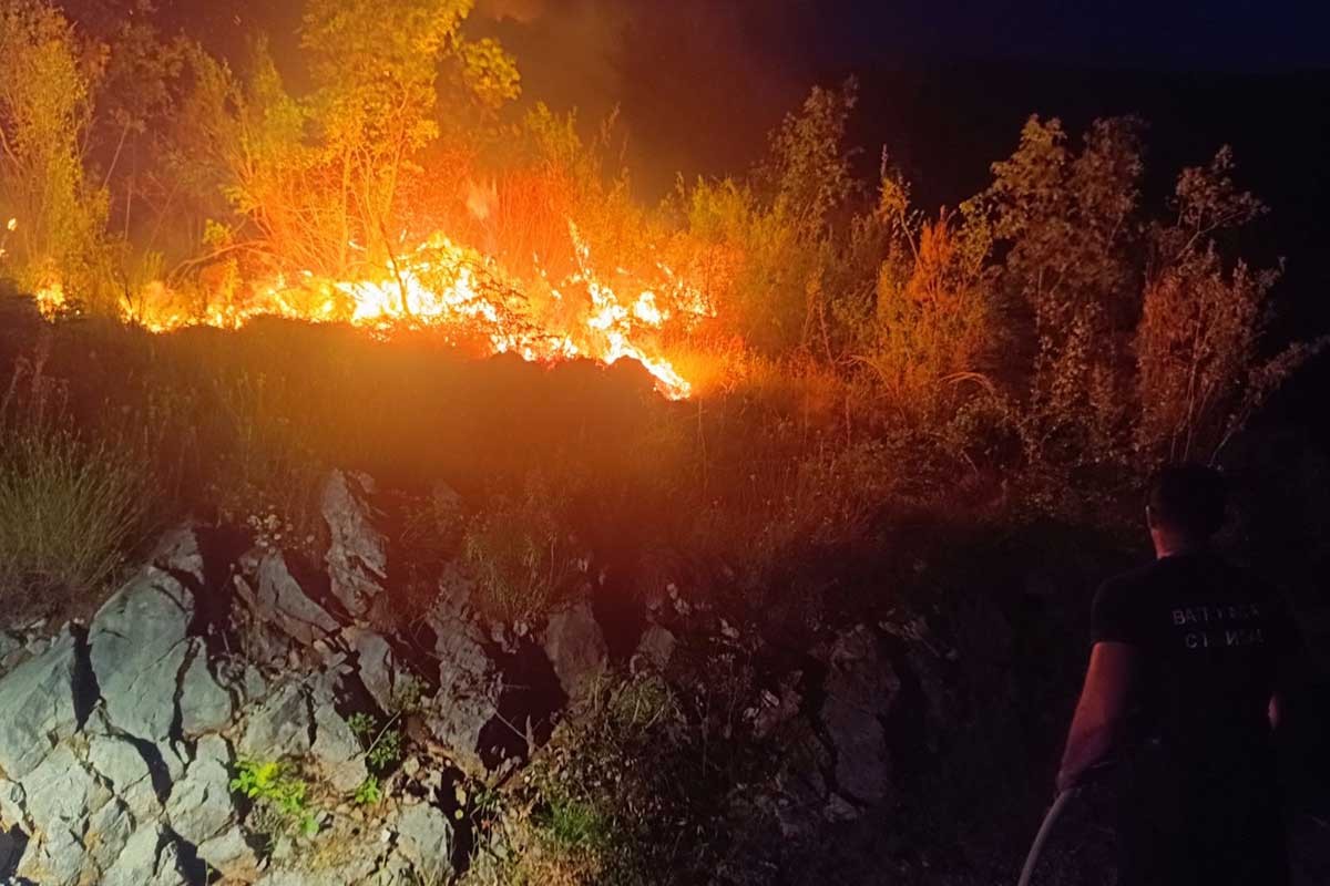 Pod kontrolom požar koji je kod Trebinja izazvao udar groma (VIDEO)