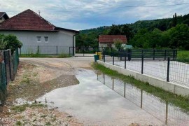 Voda mjesecima plavi banjalučku ulicu, djecu prenose preko ceste ...