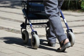 Žena iz BiH povrijeđena nakon što je auto udario u njenu hodalicu