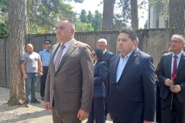 Počast žrtvama Kozare: Položeni vijenci i cvijeće na ...