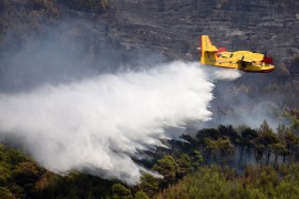 Veliki požar na Korčuli: Zatvorena cesta, stigli kanaderi