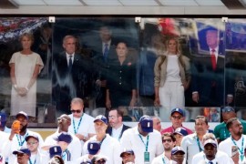 Donald i Melanija iza blindiranog stakla (FOTO)