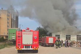 Veliki požar u Modriči: Više vatrogasnih ekipa gasi vatru kod ...